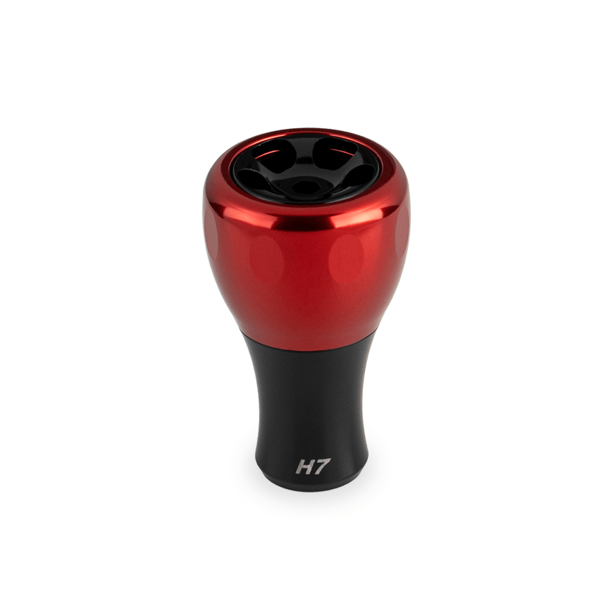 Der Taken H7 Knopf 40mm aus rotem Aluminium von Taken, entworfen für Baitcaster & Stationärrollen (Shimano & Daiwa), hat eine abgerundete Oberseite mit vier Aussparungen und eine konische Basis, abgebildet auf weißem Hintergrund.