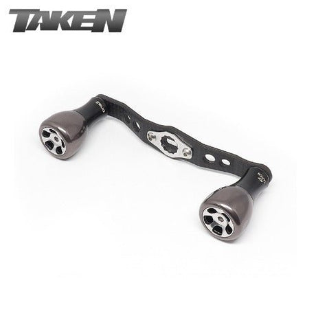 Der Taken H7 SS Crossover Carbon Handle 100 mm verfügt über gunmetalfarbene H7 Aluminiumknöpfe und einen Carbon Power Handle, der für Shimano & Daiwa entwickelt wurde. Auf weißem Grund mit dem Taken-Logo in der oberen linken Ecke.
