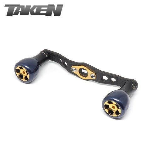 Der Taken H7 SS Crossover Carbon Griff 100 mm ist ein Carbongriff mit königsblauen H7 Aluminiumknöpfen, der für Shimano und Daiwa entwickelt wurde und das TAKEN Logo trägt.