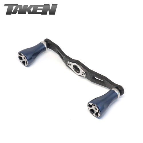 Der Taken One11 A2 Carbon Griff 111 mm verfügt über königsblaue A2 Aluminium Knöpfe und einen Carbon Power Griff für Shimano & Daiwa Rollen - hier auf weiß mit dem Taken Logo - ideal für große Swimbaits.