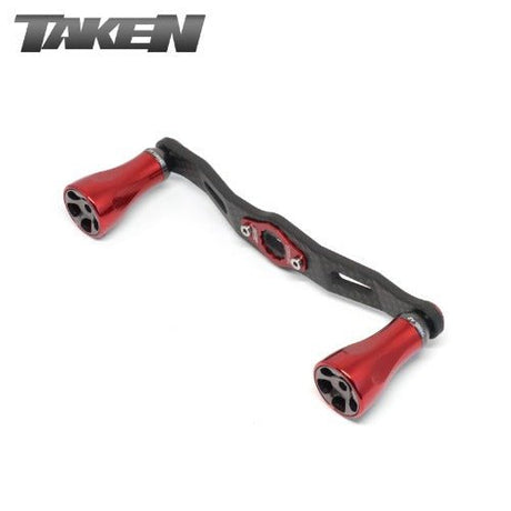 Der Taken One11 A2 Carbon Griff (111mm) von Taken hat einen Carbongriff mit zwei roten A2 Aluminiumknöpfen, der für Shimano und Daiwa Rollen entwickelt wurde. Der Schriftzug "TAKEN" ist in grauer Schrift auf weißem Hintergrund abgebildet - ideal für große Swimbait-Angler.