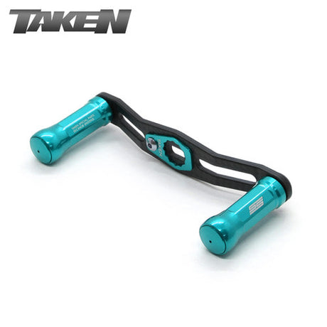 Der Taken SS Carbon Handle 85 mm, eine Tuning Carbon Kurbel für Shimano & Daiwa mit himmelblauen SS Aluminium Knobs und einem schwarzen Mittelarm, zeigt das Taken Logo in der oberen linken Ecke auf weißem Hintergrund.