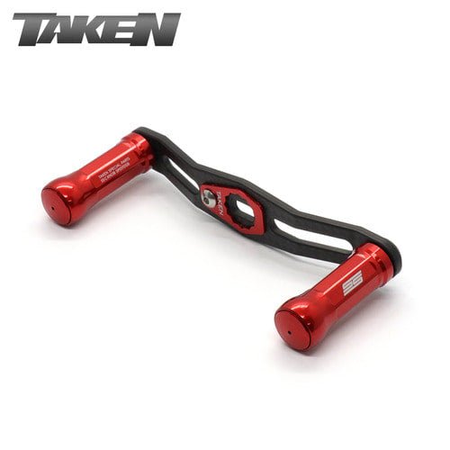 Eine rote Taken SS Carbon Handle 85 mm - Tuning Carbon Kurbel mit SS Aluminium Knöpfen für Shimano & Daiwa verfügt über zwei zylindrische Griffe und einen gebogenen Metallarm, dargestellt auf einem weißen Hintergrund.