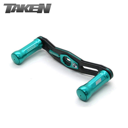 Ein himmelblauer und schwarzer Doppelgriff-Rollenknauf, ideal fΓΌr das Finesse-Fischen und SS Carbon Handle 90 mm Setups von Taken, abgebildet mit dem Taken Logo oben links auf weiΓem Hintergrund.