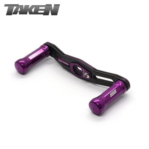 Abgebildet ist ein Taken SS Carbon Handle 90 mm mit doppeltem Carbonrahmen und SS Aluminium Knobs in lila auf weißem Hintergrund. Das Taken Markenlogo erscheint oben links, passend für Shimano & Daiwa Rollen.