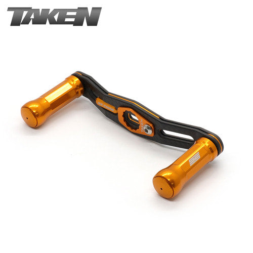 Der Taken SS Carbon Handle 90mm verfΓΌgt ΓΌber orangefarbene SS-AluminiumknΓΆpfe und einen Carbonrahmen, der mit Shimano- und Daiwa-Rollen kompatibel ist - ideal fΓΌr Finesse und ultraleichte Baitcaster-Setups. Mit dem Taken-Logo auf weiΓem Hintergrund dargestellt.
