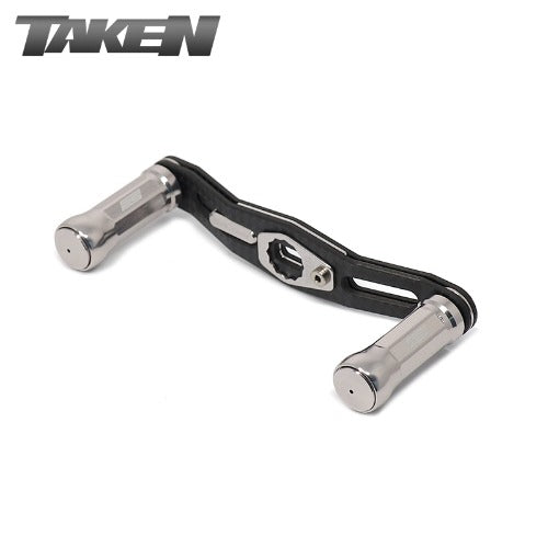 Ein Titanium Taken SS Carbon Handle 90 mm Angelrollengriff mit SS Aluminium KnΓΆpfen, entworfen fΓΌr Shimano & Daiwa, wird auf einem weiΓen Hintergrund gezeigt. Das Wort TAKEN erscheint in grauer Schrift in der oberen linken Ecke.