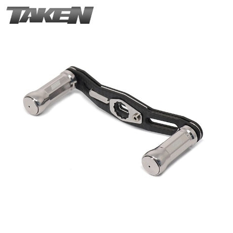 Ein Titanium Taken SS Carbon Handle 90 mm Angelrollengriff mit SS Aluminium Knöpfen, entworfen für Shimano & Daiwa, wird auf einem weißen Hintergrund gezeigt. Das Wort TAKEN erscheint in grauer Schrift in der oberen linken Ecke.