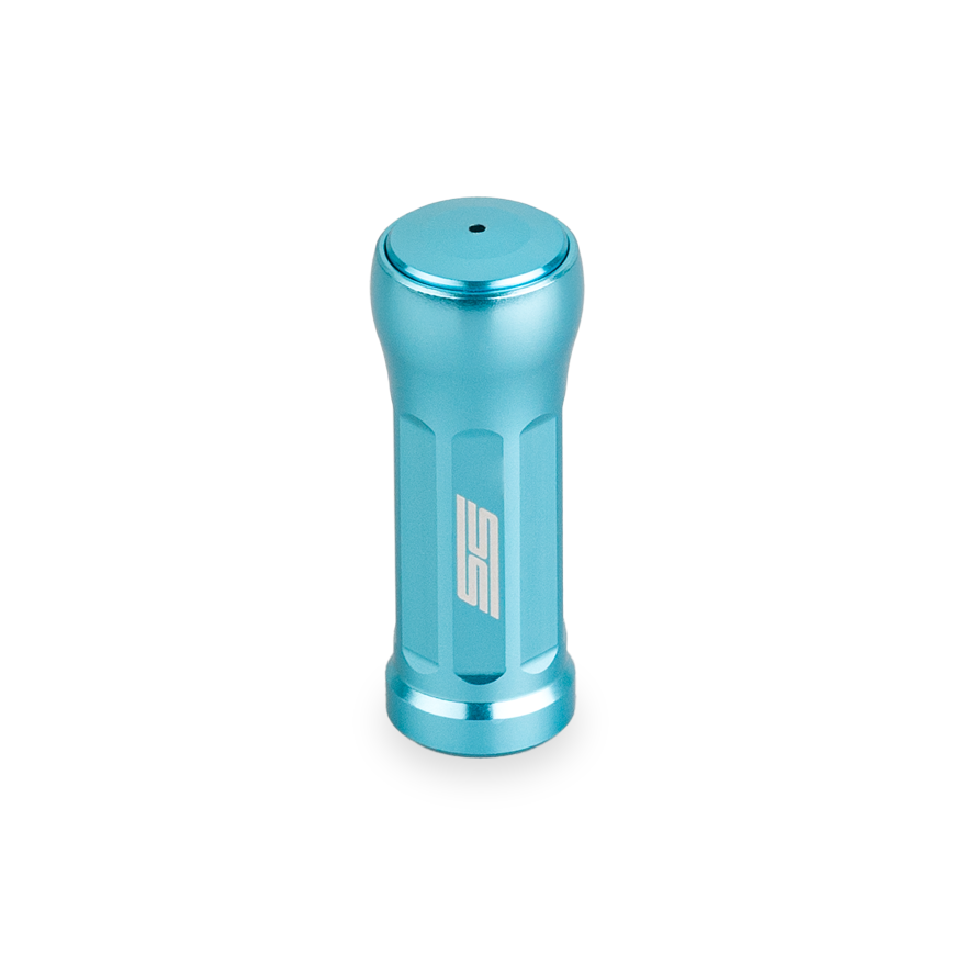 Ein Taken SS Knob 35mm - Tuning Aluminium Knauf für Shimano & Daiwa Angelrollen von Taken, in Himmel Blau, zylindrisch mit flacher Oberseite, kleinem Mittelloch und eingraviertem Logo an der Seite, abgebildet auf weißem Hintergrund.
