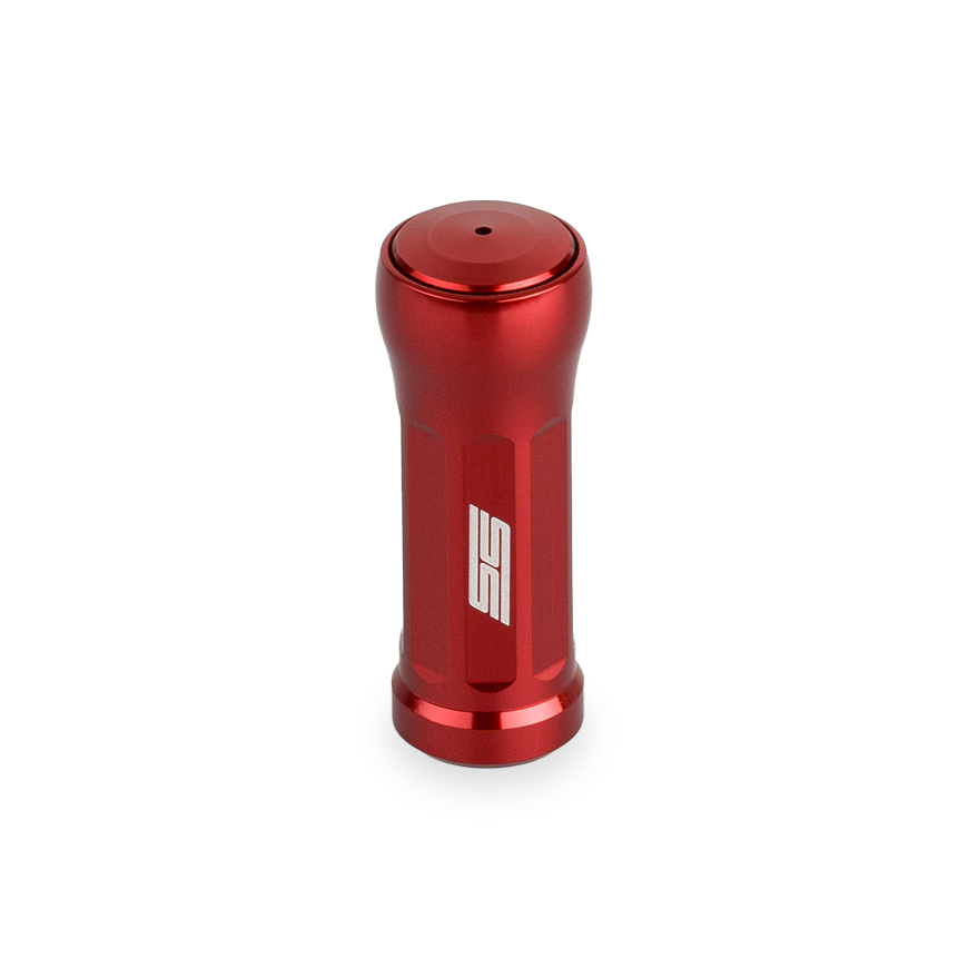 Der Taken SS Knob 35mm in rot ist ein zylindrischer Aluminium-Tuning-Knauf mit abgerundetem Top und weißem SS-Logo, passend für Shimano & Daiwa Angelrollen - das perfekte Upgrade für deine Baitcaster-Rollen.