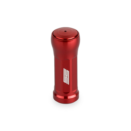 Der Taken SS Knob 35mm in rot ist ein zylindrischer Aluminium-Tuning-Knauf mit abgerundetem Top und weißem SS-Logo, passend für Shimano & Daiwa Angelrollen - das perfekte Upgrade für deine Baitcaster-Rollen.