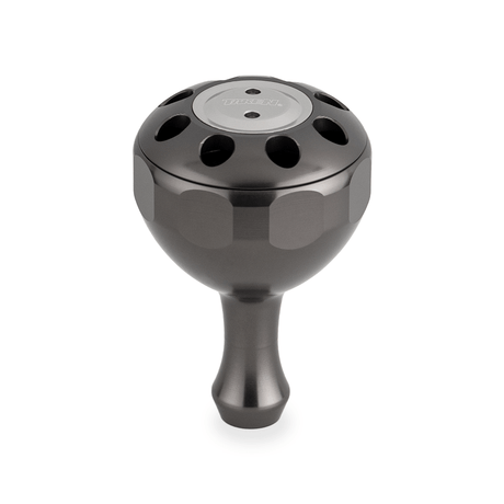 Der Taken X3 Knob 50mm ist ein kugelförmiger Power Tuning Knauf aus Rotguss für Shimano & Daiwa Hecht/Bigbait Rollen. Er verfügt über einen sechseckigen Schaft, kreisförmige Löcher auf der Oberseite und eine eingravierte runde Platte auf weißem Hintergrund.