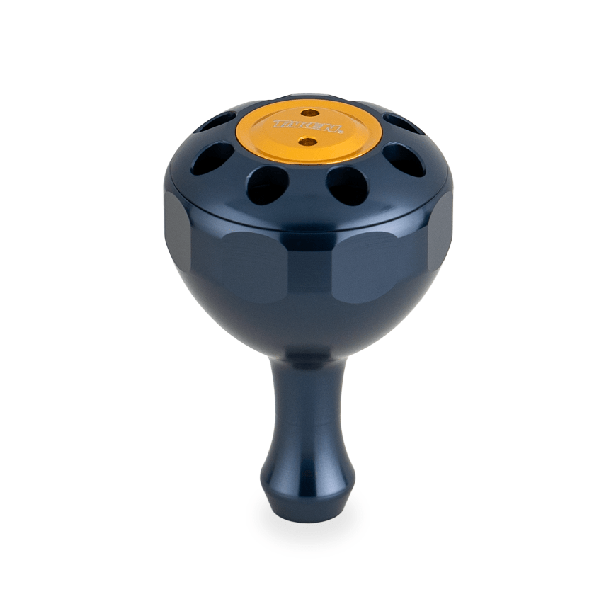 Der Taken X3 Knob 50mm von Taken ist ein metallischer, königsblauer Power Tuning Knauf für Shimano & Daiwa Angelrollen (Hecht & Bigbait), rund mit oberen Löchern und einem goldenen Zentrum, abgebildet auf weißem Hintergrund.
