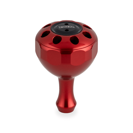 Der Taken X3 Knob 50mm in rot ist ein Power Tuning Griff für Shimano & Daiwa Rollen (Hecht & Bigbait). Er hat eine runde Oberseite, sechseckige Seiten, kreisförmige Löcher am Rand und einen schwarzen Einsatz mit weißem Text. Marke: Genommen.