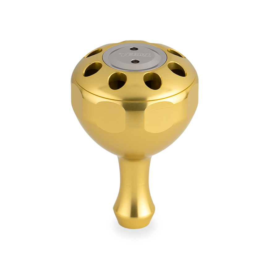 Der Taken X3 Knob 50mm von Taken ist ein goldfarbener, metallischer Power-Tuning-Knopf für Shimano- und Daiwa-Rollen. Er verfügt über eine runde, belüftete Oberseite mit mehreren Löchern und einer zentralen silbernen Scheibe sowie einem kurzen, konischen Schaft. Ideal für das Hecht- und Bigbait-Angeln.