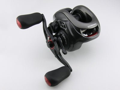 Eine schwarze Baitcasting-Rolle mit rot akzentuierten Doppelgriffen steht auf einem schlichten weißen Hintergrund. Sie trägt die Bezeichnung EXCELER und wurde für passionierte Angler entwickelt. Sie ist kompatibel mit dem Avail Offset Handle STi2 für Shimano 95/100/105mm.