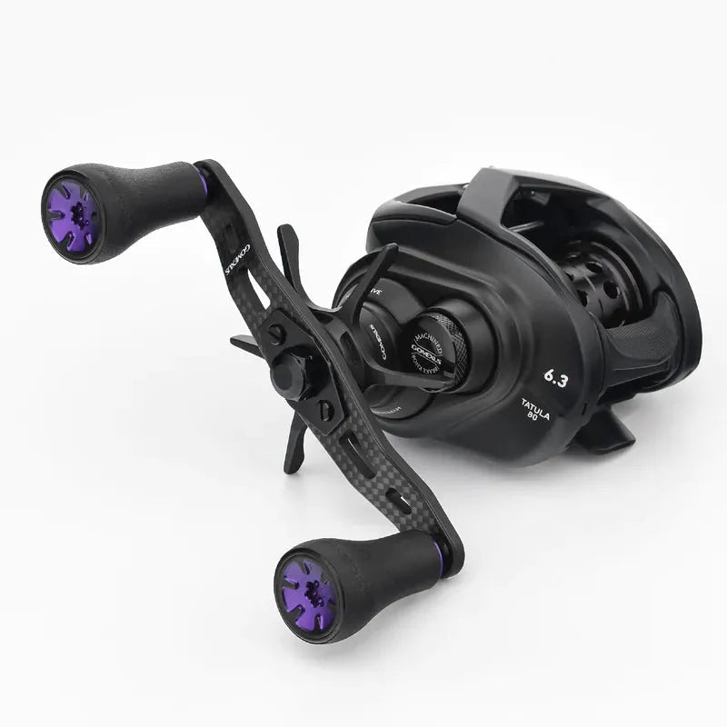 Der Gomexus 95-mm-Carbongriff mit lila P20-Knöpfen aus umweltfreundlichem TPE-Material ist auf einer schwarzen Baitcasting-Rolle mit einem Übersetzungsverhältnis von 6,3 abgebildet, die auf einem schlichten weißen Hintergrund steht.