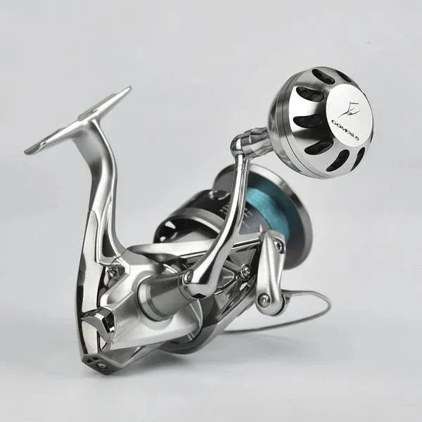 Eine Nahaufnahme des Gomexus Aluminum Reel Power Knob 45-47 mm | Typ B, ein metallisches Spinnrollenteil mit blauer Spule und rundem Aluminiumgriff, von Gomexus, dargestellt vor einem schlichten hellgrauen Hintergrund.