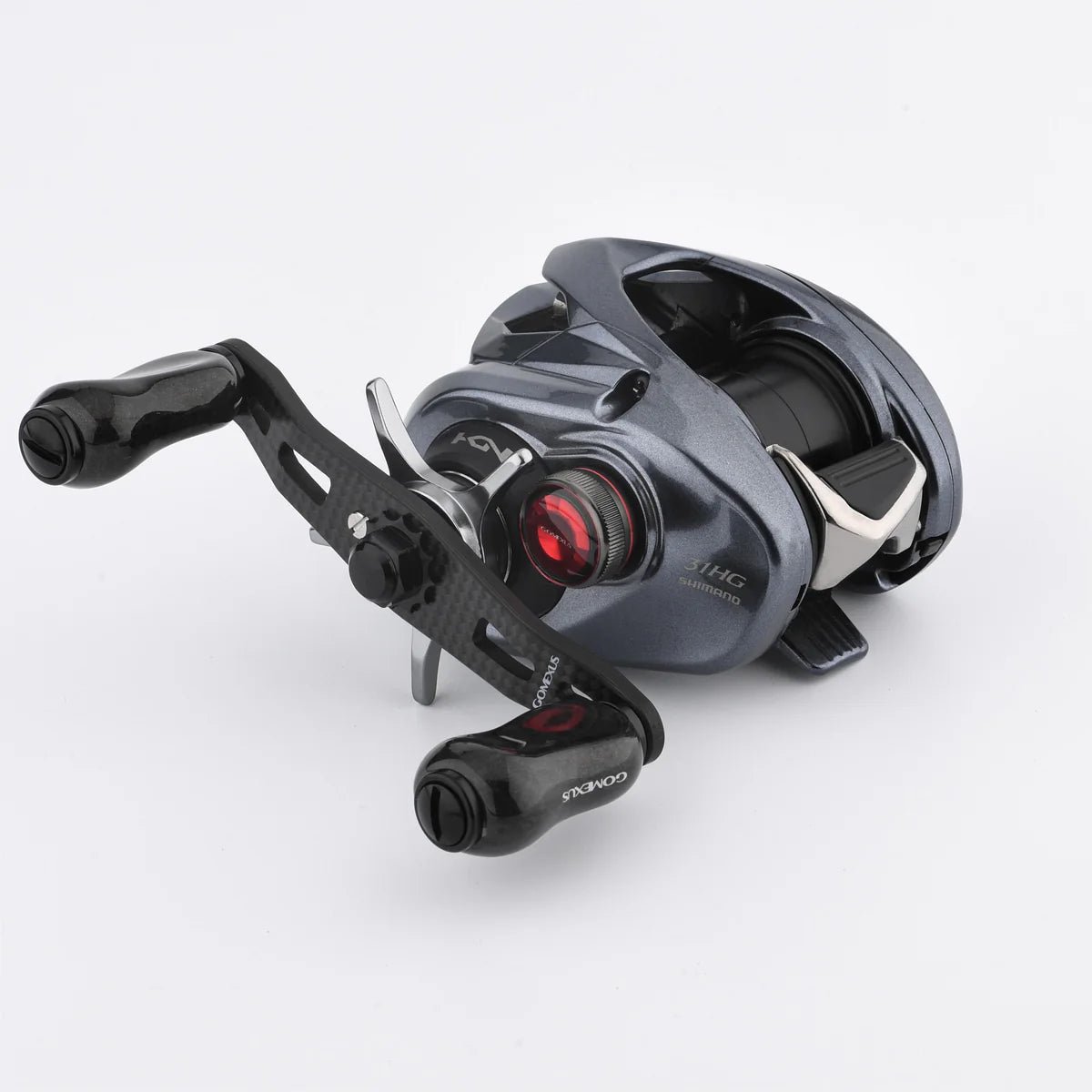 Nahaufnahme vom stylischen Gomexus Spool Tension Knob Cap aus Aluminium – perfekt für deine 15-18 Aldebaran BFS XG, MGL oder die neue 22 Aldebaran BFS! Das coole Teil sitzt auf einem modernen Baitcaster mit metallic-grauem Body und knallroten Akzenten. Also pimpt du deine Rolle aufs nächste Level! Perfekt für alle, die auf Angel-Tuning abfahren.