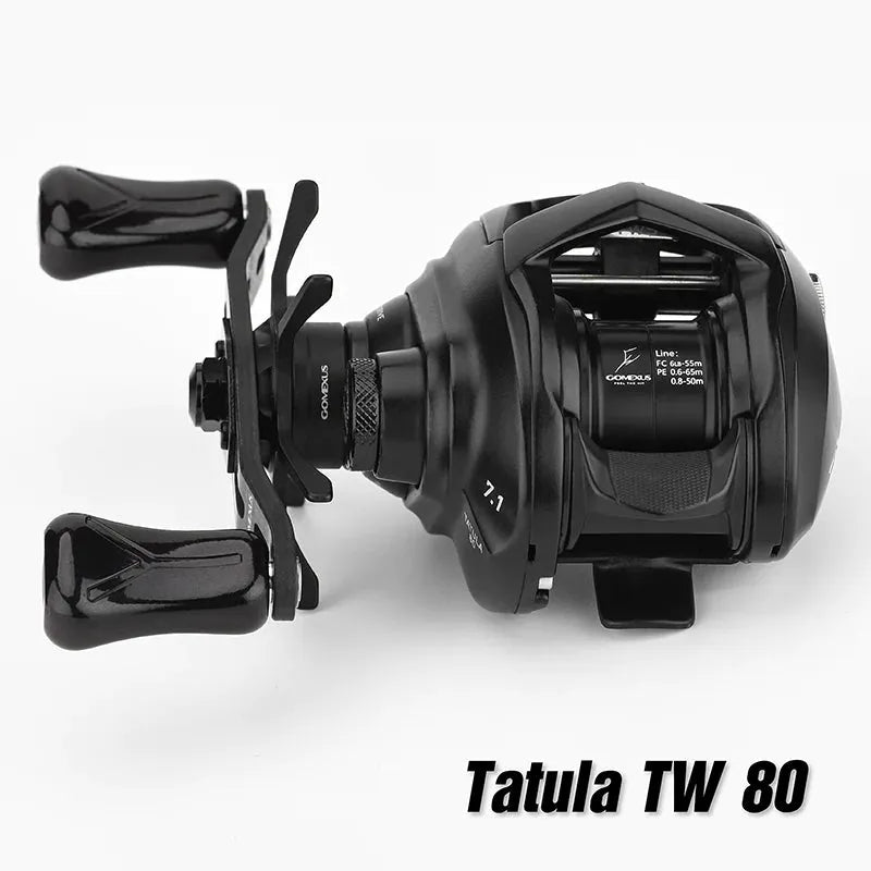 Eine schwarze Gomexus Aluminiumspule für die Daiwa Tatula TW 80 ist auf weißem Hintergrund abgebildet. Sie verfügt über zwei Griffe, eine hochwertige Aluminiumspule und Produktdetails. Der Produktname steht in fettgedruckter schwarzer Schrift unten rechts.