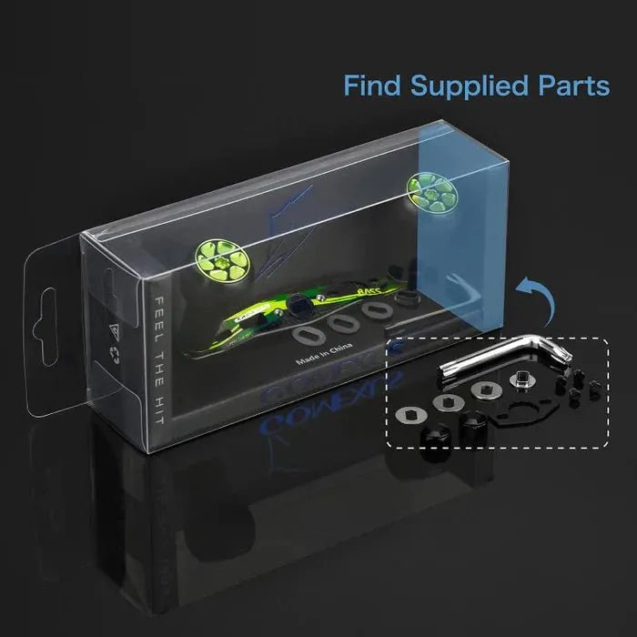 Eine transparente Verpackung zeigt einen grün-schwarzen Gomexus Camo Carbon-Griff 95 mm mit 27 mm TPE-Knöpfen (8 x 5 mm). Im Lieferumfang sind L-förmiges Werkzeug, Schrauben und Unterlegscheiben enthalten. Hier finden Sie die mitgelieferten Teile.