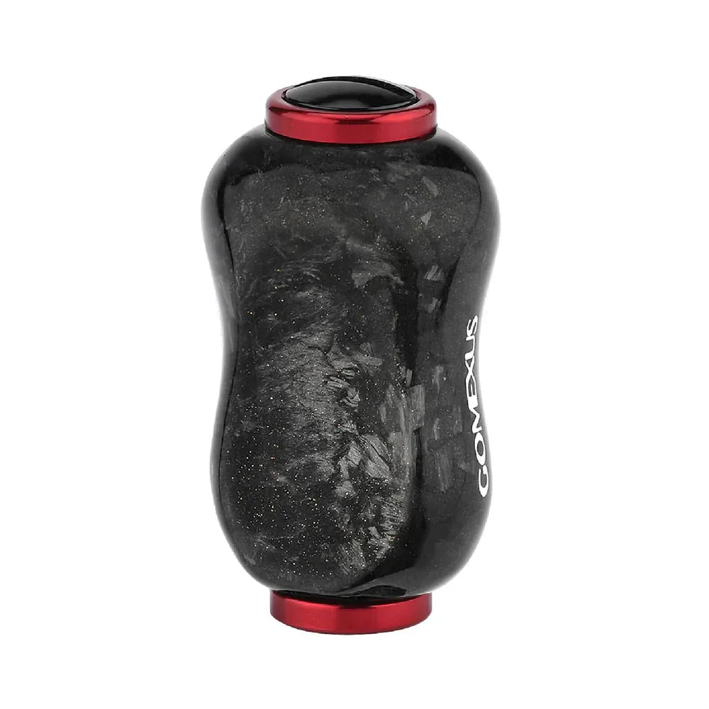 Der Gomexus Carbon Forged F22 Knopf von Gomexus ist ein sanduhrförmiger, marmorierter schwarzer Knopf mit metallisch roten Kappen und einem vertikal in weiß aufgedruckten "COMAXIS" für einen eleganten Look und komfortablen Griff. Farbe: Rot.