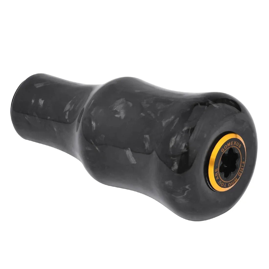 Der Gomexus Carbon Forged F24 Knob ist ein schwarzer, ergonomischer Carbonfaserknauf mit einem Metallring, der den Markennamen Gomexus trägt und aus geschmiedetem Carbon für überragende Festigkeit gefertigt ist.