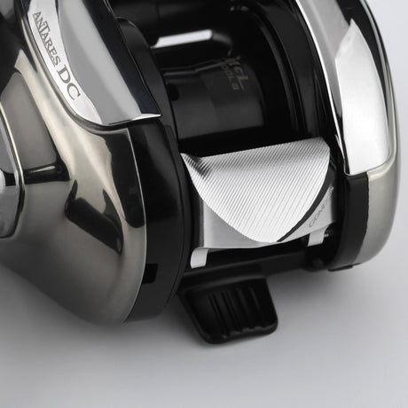 Nahaufnahme einer Gomexus-Kupplung für 21 Antares DC- und 22 EXsence DC-Rollen. Detaillierte Komponenten wie die Spule, das CNC-gefräste Aluminium-Einstellrad und die Kupplung auf einer weißen Oberfläche sind zu sehen. Marke: Gomexus.