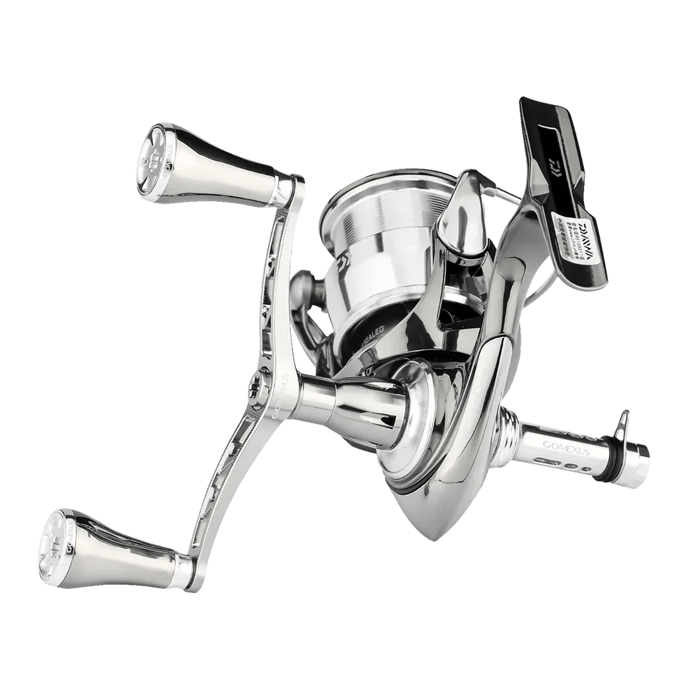 Der Gomexus Doppelgriff 98 mm mit T20-Knöpfen von Gomexus verfügt über ein elegantes silbernes Finish, einen gebogenen Griff, ein schwarzes Etikett und ist für zusätzliche Stabilität aus langlebiger 7075-Aluminiumlegierung gefertigt, abgebildet vor einem schlichten weißen Hintergrund.