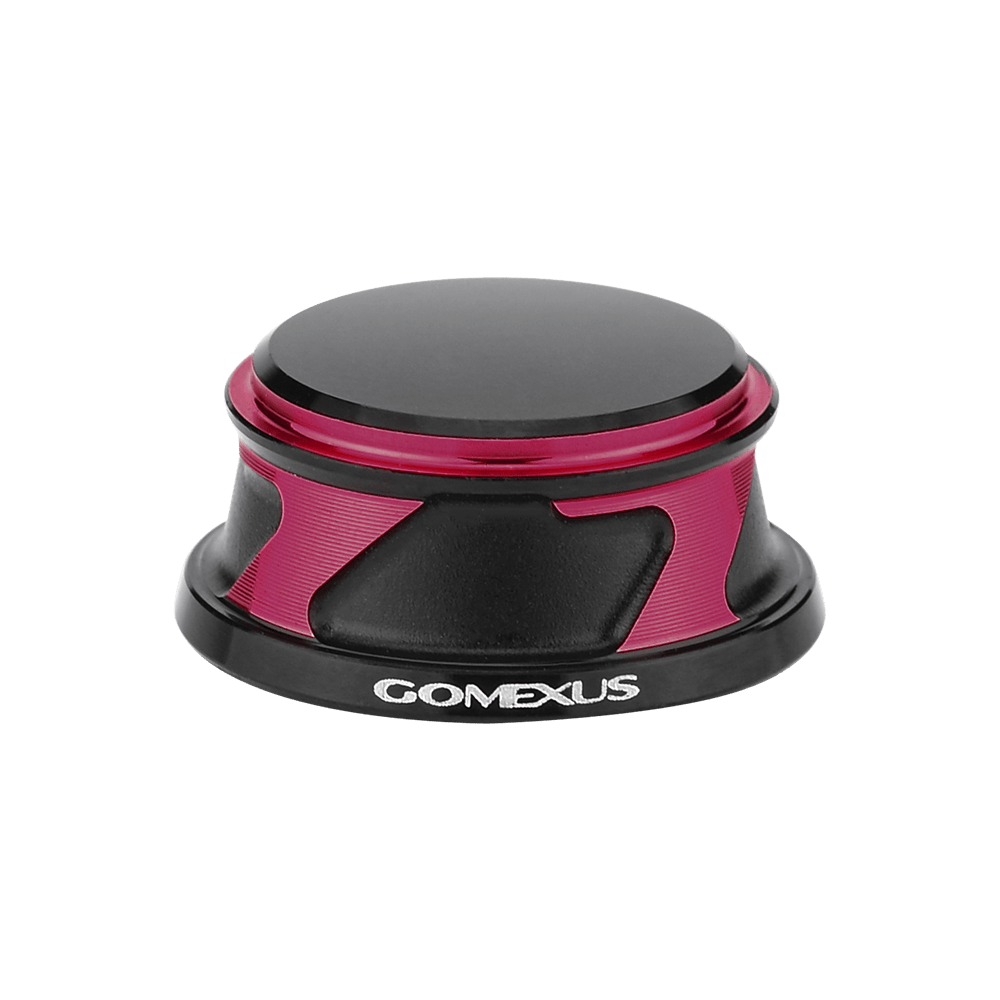 Die Gomexus Kurbel-Schraubkappe für Daiwa und Shimano ist ein schwarz-roter, runder Kurbelknauf mit metallischen Akzenten, passend für Rollengrößen von 2000 bis 5000. Inklusive Kurbelarm-Kappen aus Aluminium für ein elegantes Upgrade.