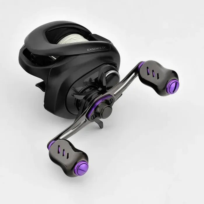 Der Gomexus Kage Titanium Handle mit 22 mm Titanknöpfen (7 x 4 mm) von Gomexus ist auf weißem Hintergrund abgebildet und verfügt über eine schwarze Baitcasting-Rolle mit violetten Akzenten – ideal für BFS-Angler, die Präzision und leichte Leistung suchen.