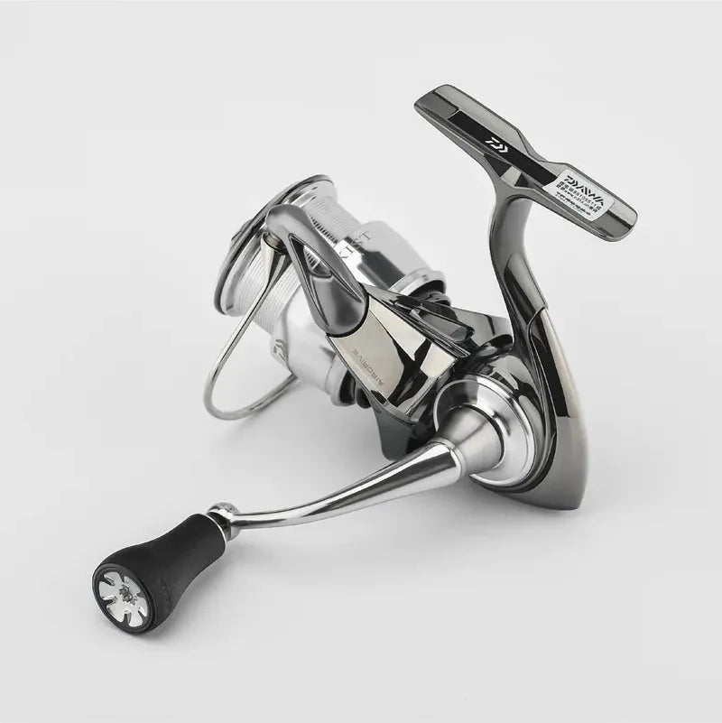 Eine Nahaufnahme der Gomexus P20 mm TPE Knob-Spinnrolle von Gomexus mit elegantem Metalldesign, langlebigem Griff aus TPE-Material und Spule auf schlichtem weißem Hintergrund.