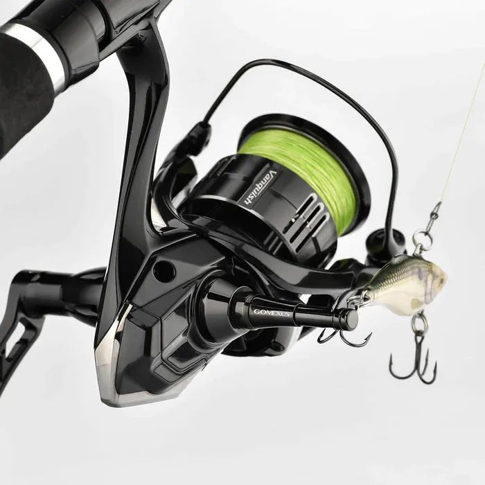 Nahaufnahme eines schwarzen Gomexus Reel Stand TR6, eines faltbaren Schutzständers für Stationärrollen, mit grüner Angelschnur und einem fischförmigen Köder am Haken, vor einem schlichten weißen Hintergrund.