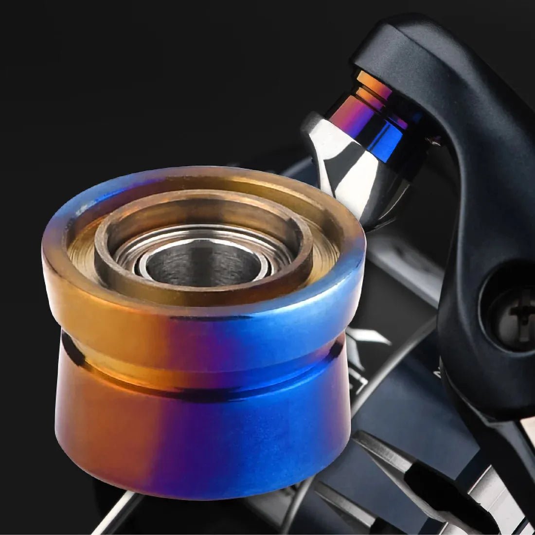 Nahaufnahme des Gomexus Schnurlaufröllchens für Shimano SW Angelrollen von Gomexus. Es zeigt sein metallisches Farbverlaufsfinish in Blau, Gold und Bronze mit einem Kugellager und einem schwarzen Griff vor einem dunklen Hintergrund.