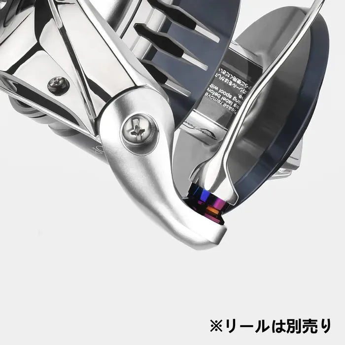 Eine Nahaufnahme des Gomexus Schnurlaufröllchens für Shimano SW-Rollen zeigt sein modernes silber-blaues Design. Ein japanischer Text unten rechts weist darauf hin, dass dieser Gomexus-Griff für Shimano SW-Angelrollen geeignet ist; Rolle separat erhältlich.