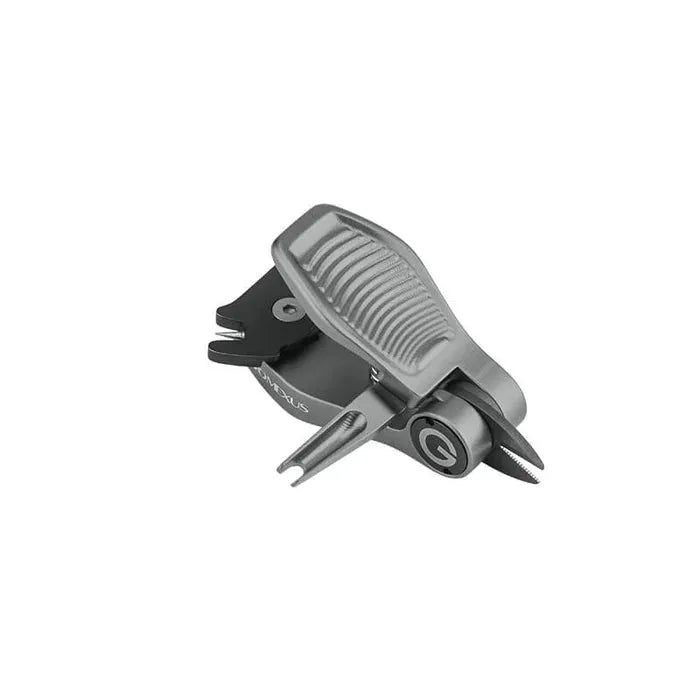 Der Gomexus SharkBite Schnurknipser Combo von Gomexus ist ein kompaktes, graues Multitool mit faltbaren Edelstahlwerkzeugen wie Schraubendrehern und Schraubenschlüsseln, dargestellt auf weißem Hintergrund.