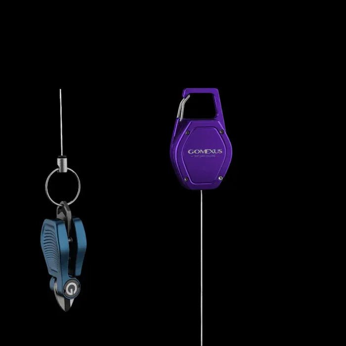 Eine Gomexus SharkBite Schnurknipser Combo, bestehend aus einem blauen Angelschnurknipser und einem lila einziehbaren Zinger von Gomexus, hängt vor einem schwarzen Hintergrund, verbunden durch dünne Drähte.