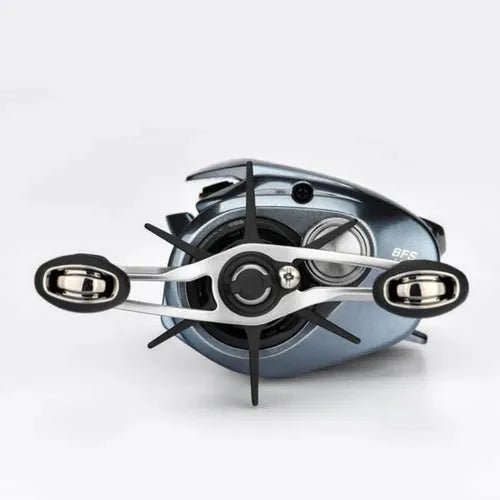 Nahaufnahme der Gomexus Sternbremse 60 mm | Shimano Baitcasting-Angelrolle, wobei der Griff, die Knöpfe und ein Teil der Spule vor einem schlichten weißen Hintergrund hervorgehoben werden.