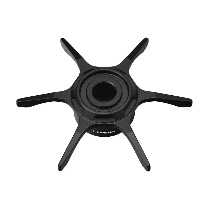 Eine schwarze Gomexus Sternbremse 65 mm für Daiwa, mit sechs gleichmäßig verteilten Speichen und einem kreisförmigen Zentrum mit dem GOMEXUS-Logo auf der Nabe – ideal zur Kombination mit Ihrer Daiwa Baitcastrolle.