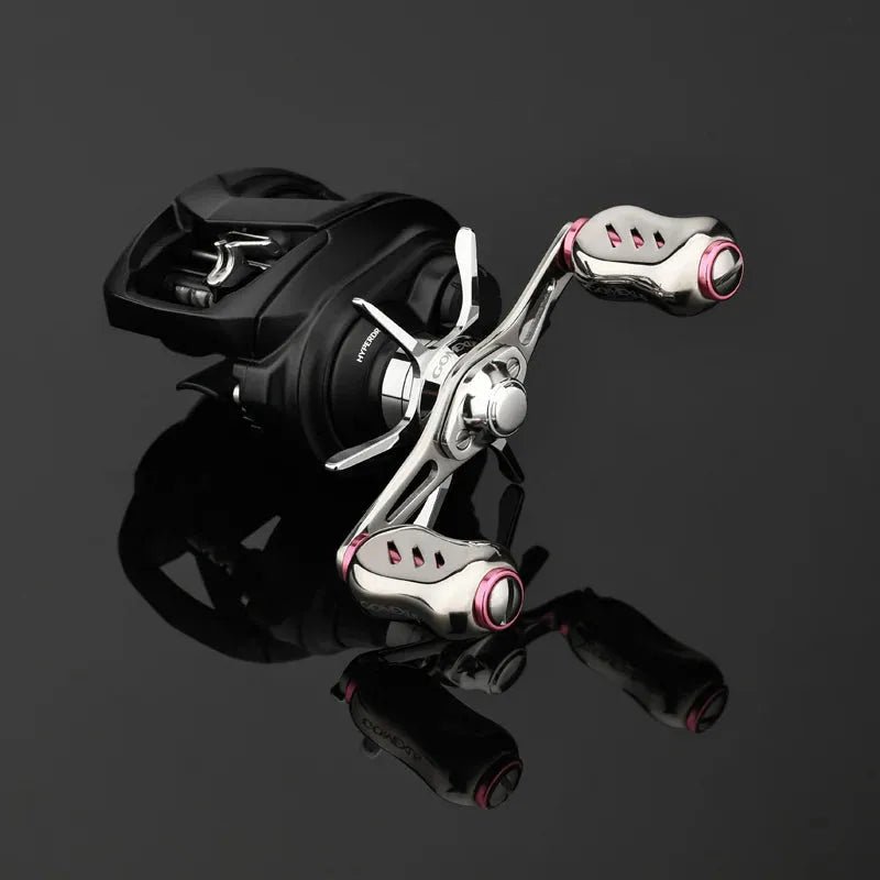 Eine Nahaufnahme der Gomexus Sternbremse 65 mm | Daiwa von Gomexus mit einem modernen silber-schwarzen Design mit roten Akzenten und einer robusten Sternbremse, die auf einer reflektierenden schwarzen Oberfläche dargestellt ist.