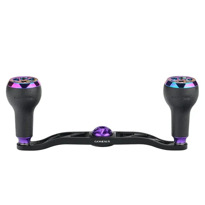 Der 120-mm-Griff Gomexus Super Duralumin verfügt über zwei 27-mm-Aurora-TPE-Knöpfe (7 x 4 mm), ein schwarz-violettes Design und zeigt den Markennamen Gomexus in weißer Schrift auf der zentralen Verbindung.