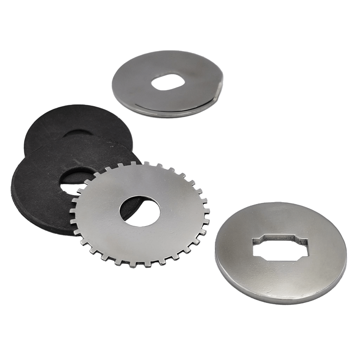 Fünf Metallscheiben und Abstandshalter vom Dragclicker | Baitcaster | Shimano von Reset Reels sind auf einem weißen Hintergrund angeordnet, darunter einer mit zahnradähnlichen Zähnen und andere mit einzigartigen zentralen Aussparungsdesigns.