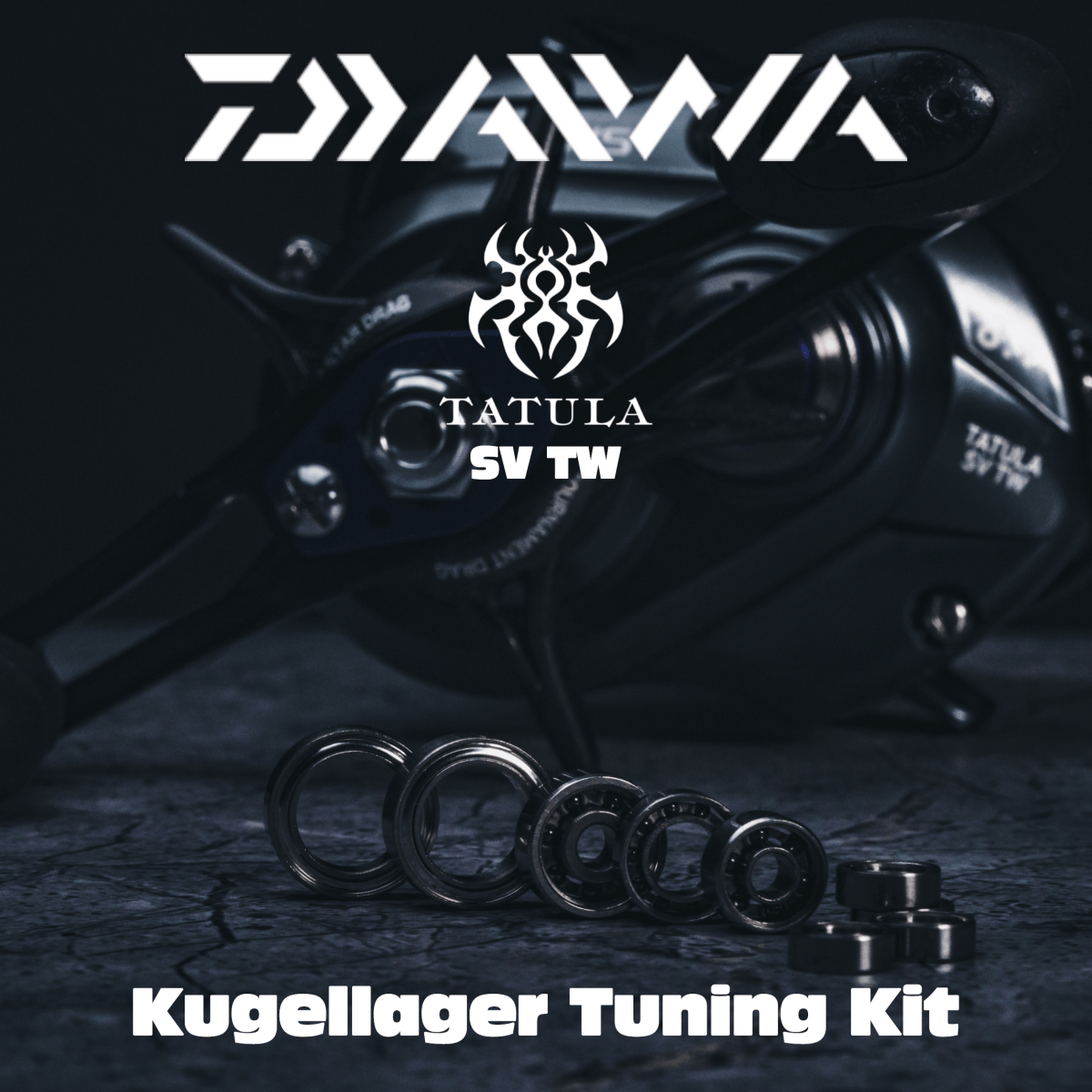 Eine Nahaufnahme der Daiwa Tatula SV TW-Rolle wird mit dem RL-TNG Komplett Kugellager Tuning Kit für Daiwa Tatula SV TW inkl. Wormshaft Bushings Upgrade von RL-Angelrollentuning vor einem dunklen Industriehintergrund angezeigt.