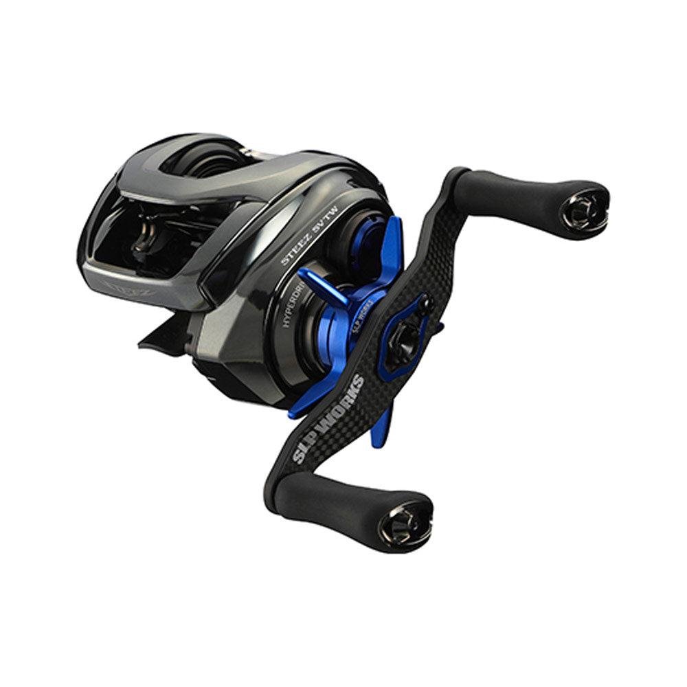 Das RL-TNG SLP Works 24 Steez SV TW Color Kit in Blau von RL-Angelrollentuning ist eine schwarz-blaue Baitcastingrolle mit zwei ergonomischen Griffen, sichtbarer Spule und „SLP WORKS“ auf dem Griff, abgebildet auf einem schlichten weißen Hintergrund.