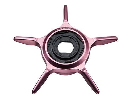 Das RL-TNG | SLP Works 24 Steez SV TW Color Kit | Rosa von RL-Angelrollentuning ist ein metallisch rosafarbenes Fünfspeichen-Radmittensicherungswerkzeug mit schwarzer Nabe und sichtbarem Branding, ideal zum Sichern oder Entfernen von Zentralverriegelungsmuttern.