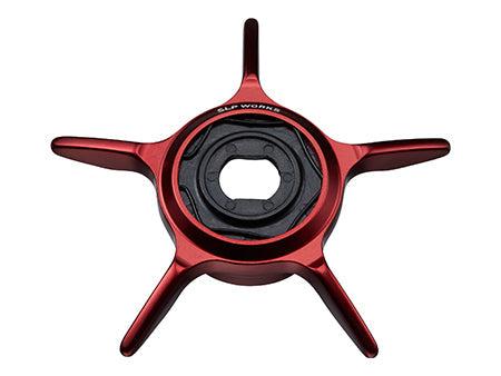 Das RL-TNG | SLP Works 24 Steez SV TW Color Kit | Rot von RL-Angelrollentuning verfügt über ein rotes, fünfspeichiges Metall-Mittelverriegelungswerkzeug mit schwarzem Innenring – perfekt für Steez SV TW-Rollen, von oben auf weißem Hintergrund dargestellt.