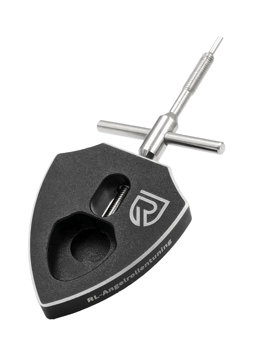 Der RL-TNG Spool Bearing Pin Remover mit Kreuzschlüssel von RL-Angelrollentuning ist ein robustes Werkzeug in Schwarz-Silber mit großem Cutout, Gravurlogo und Schraubmechanismus – perfekt für Angelrollen Tuning und Baitcaster Reparatur.