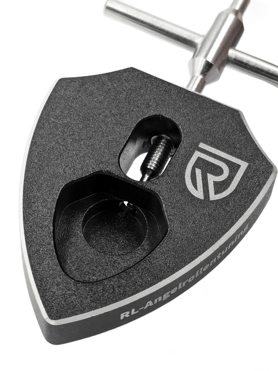 Eine Nahaufnahme des RL-Angelrollentuning RL-TNG Spool Bearing Pin Remover mit Kreuzschlüssel, einem schwarzen Werkzeug zum Tunen von Angelrollen – perfekt zum Sichern von Haken und ideal für die Baitcaster-Reparatur oder ähnliche Aufgaben.