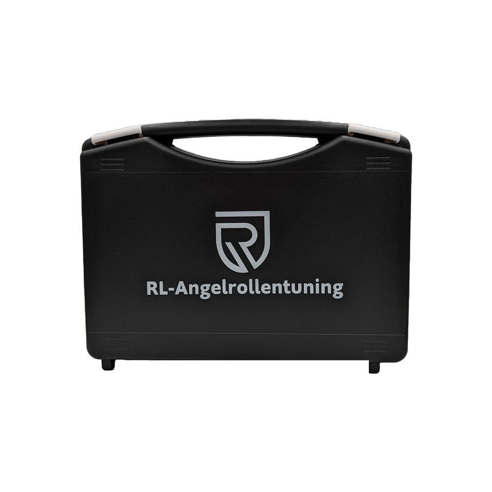 Der RL-TNG Wartungskit Werkzeugkoffer von RL-Angelrollentuning ist ein schwarzer Kunststoffkoffer mit Griff und weißem Logo – ideal zur Aufbewahrung Ihres Baitcaster-Angelrollen-Wartungskits oder Zubehörs.