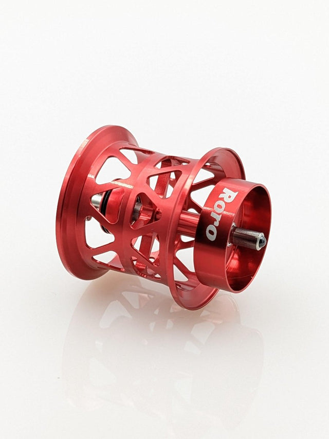 Eine Rot Roro Lure BFS Titanium Spule AX22, passend für 23 SLP Millionaire Air, 22 Silver Creek Air, 21 Gekkabijin Air TW PE Special, 20 Alpha und Steez Airs Air, ist leicht mit Cutout-Design auf anderem Hintergrund zu sehen.